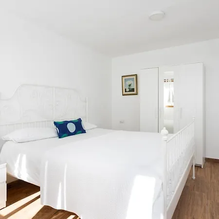 Home2Book Charming White House *